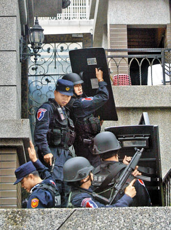 治安失控 台反恐维安特警进驻台中市_新闻中心_新浪网