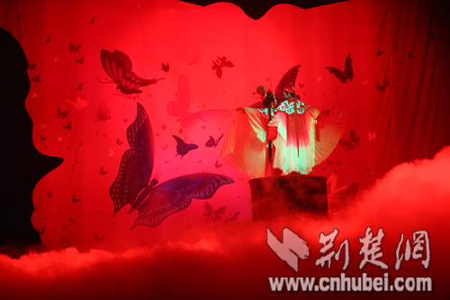 青春时尚版黄梅戏《梁祝》亮相武汉 迎来掌声