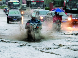 福建暴雨两车坠河人失踪