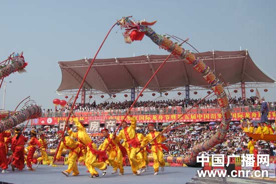 中国汨罗江国际龙舟节举行