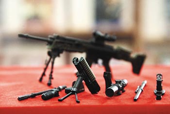 台湾一军校学生用纸做微缩枪支模型唯妙唯肖(组图)