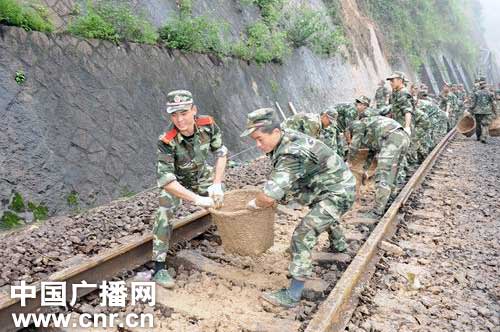 福建三明:武警奋战鹰厦线铁路 11小时清理3处塌方 新闻中心 新浪网