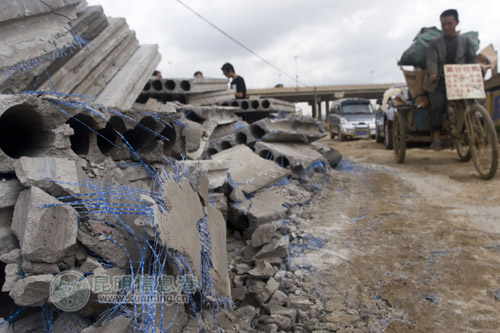 大桥村村口被劣质预制板挡了半边路