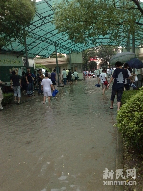 网曝上海建桥学院水漫校园 学生提鞋淌水去上课