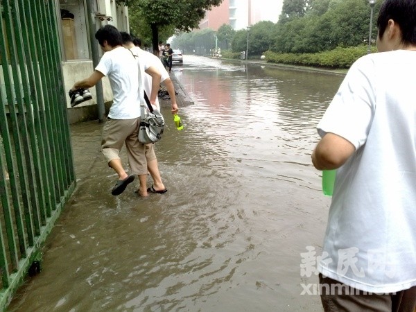 网曝上海建桥学院水漫校园 学生提鞋淌水去上