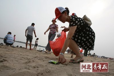 河北青年报讯(记者付聪)从秦皇岛专门拉来海沙打造成的石市新景观滹沱河黄金海岸7月1日通水后,游客纷至沓来。可是走在沙滩上零星的杂质随处可见,那不是美丽的贝壳,而是游人们丢弃的垃圾。这一现象被媒体曝光(本报也曾对此进行报道)后,引起不少市民关注。 东苑街道槐北二社区主任成云芝最先倡议大家捡垃圾。