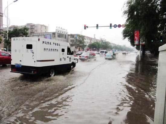 今日凌晨降雨侵袭葫芦岛市区多条街道积水(图)