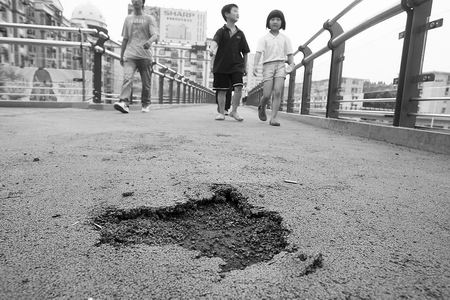 郑州:天桥开通20天便脱皮起包高跟鞋一踩一个坑