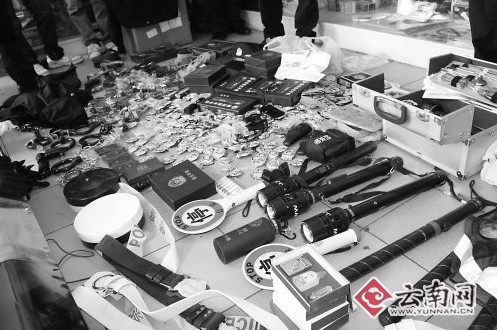 昆明警方集中清理整治警用装备销售市场