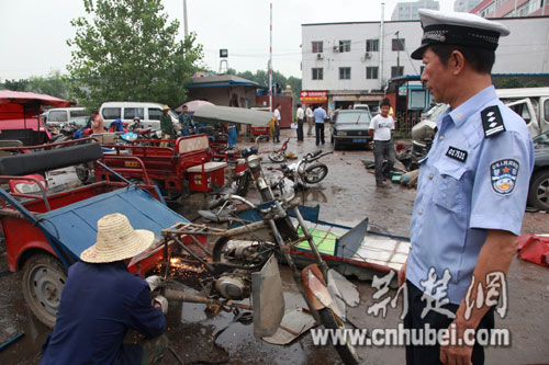 武汉交警集中销毁“三类车”2300余辆