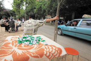 昆明街头露天麻将越来越多盘江边有人“圈地”摆麻将桌牟利