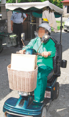 82岁老太圆邮差梦：一生最快乐的一天