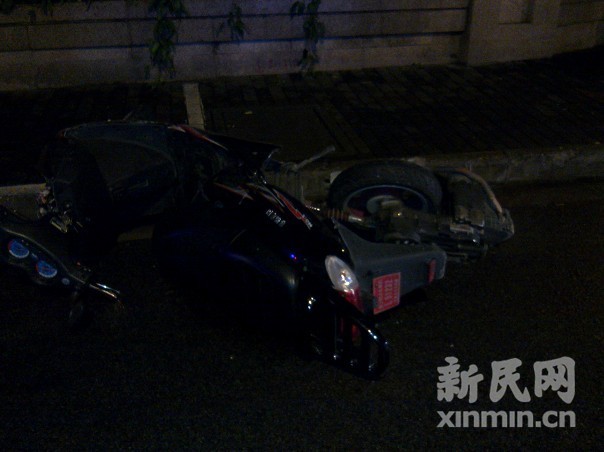 今凌晨一外籍男子驾摩托车与蓝色联盟出租车相撞身亡