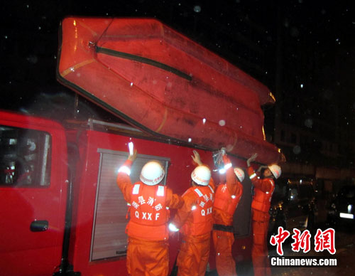 四川渠县突遭洪水消防队员救出被困群众37人