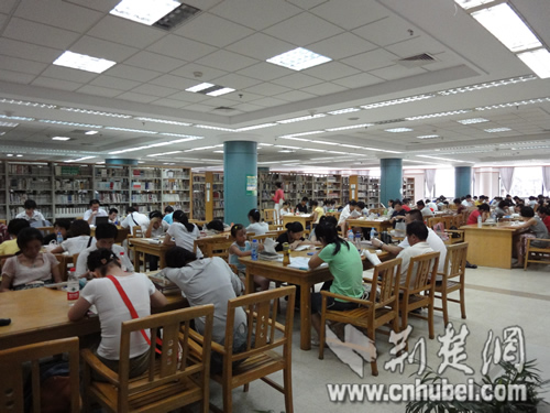 武汉图书馆读者人数持续火爆推出四项服务措施