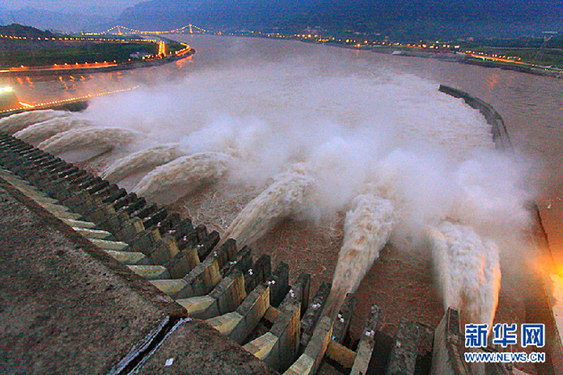 三峡水库首拦蓄长江大洪水缓解中下游防汛压力