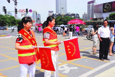 700交通志愿者上街讲文明