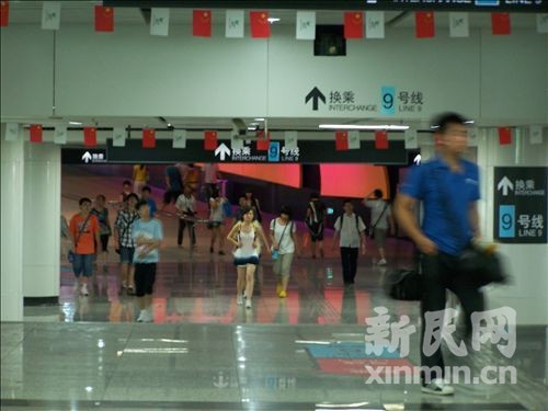 地铁徐家汇站早晨9点最拥挤 站长:暂无夜高峰_新闻中心_新浪网