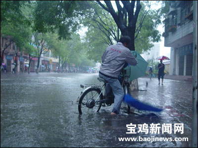 陕西发布暴雨红色预警政府要求撤离危险区群众