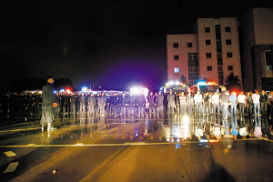 一夜收缴赌机1493台昆明警方夜查涉赌游戏室赌机旁放点钞机