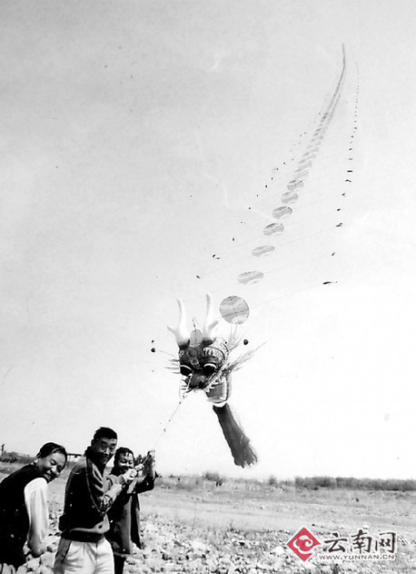 “云南风筝第一人”制作256米长大风筝8人才能驾驭