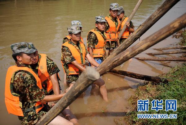 长江汉江洪峰夹击湖北抗洪抢险部队严阵以待