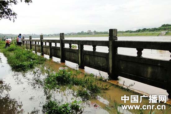 广西北流：圭江水位上涨江中露天茶座被淹