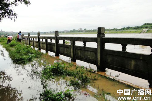 广西北流“母亲河”水位上涨江中露天茶座被淹