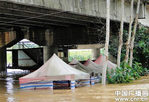 广西北流“母亲河”水位上涨江中露天茶座被淹