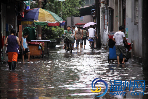 组图：道路积水依旧严重带给出行诸多不便