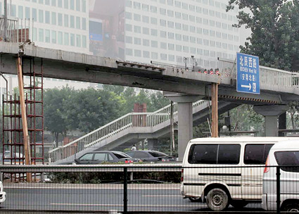 北京水立方南侧天桥被撞损预计周五抢修完工