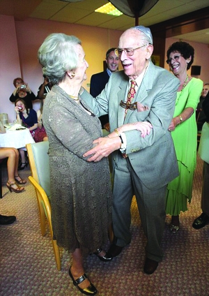 英国最高龄夫妇举行婚礼年龄相加184岁