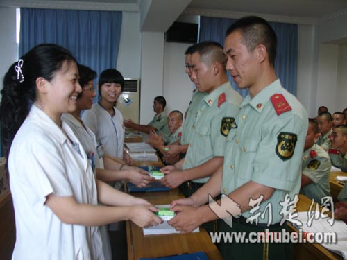 汉阳医院医护人员慰问抗洪护桥官兵