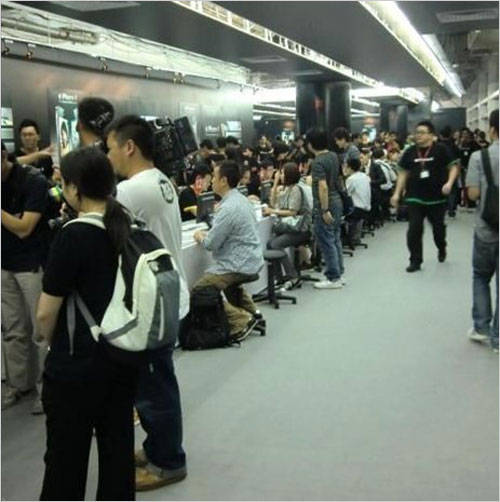 iPhone4香港上市销售火爆“苹果迷”通宵排队抢购