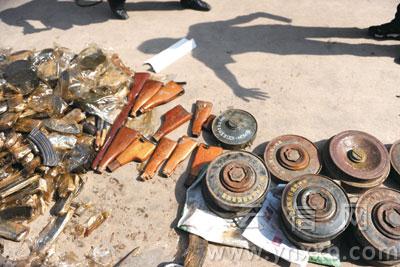 民警突查涉枪涉爆物品旧货市场内搜出成箱手榴弹