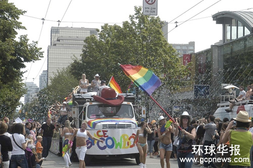 温哥华同性恋自豪游吸引60万人华人高举解放标语