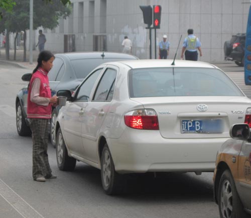 俩女童马路上拦车乞讨 自称为秋季开学凑集学费