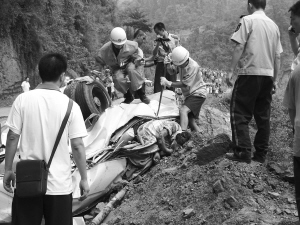 四川客车坠入200米悬崖15人死亡