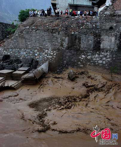 甘肃舟曲泥石流致80多人遇难2000多人失踪