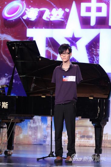 [视频]断臂钢琴师刘伟用心灵在歌唱