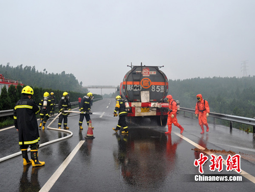 京昆高速车祸造成硫酸泄漏消防官兵排险(图)