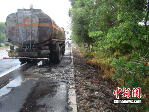 广西河池装载16吨盐酸槽车爆胎泄漏(图)