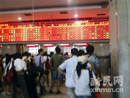市民诉上海火车站购票如蒸桑拿因空调太少购票者太多