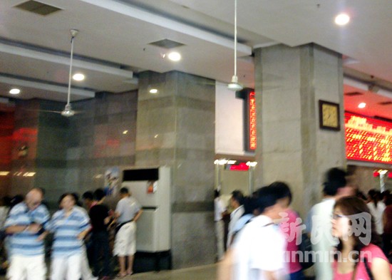 市民诉上海火车站购票如蒸桑拿因空调太少购票者太多