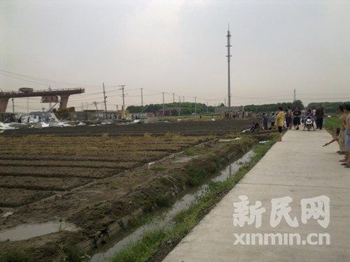 宝山地区现暴雨大风房屋倒塌电线杆倾斜