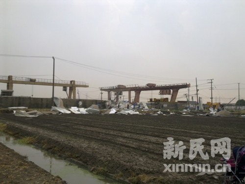 宝山地区现暴雨大风房屋倒塌电线杆倾斜