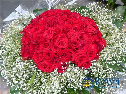 一束99朵包装好的红玫瑰标价1480元