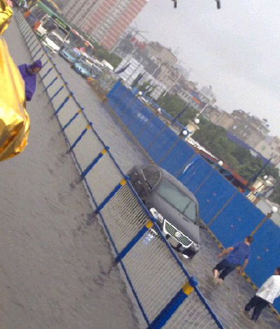 快讯：暴雨袭呈贡数十商铺被淹