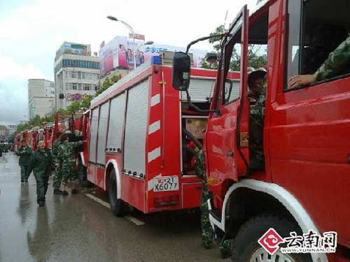 云南呈贡县遭强降雨袭击近8万人受灾(组图)