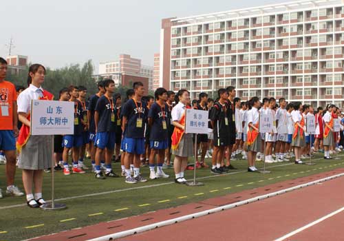 首届北京杯国际中学生足球赛在人大附中开赛